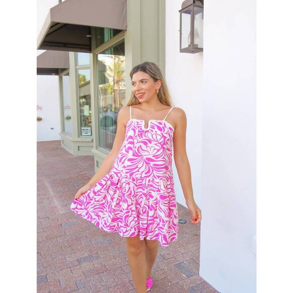 TCEC Dresses & Skirts - NEW TCEC abstract swirl mini dress in pink